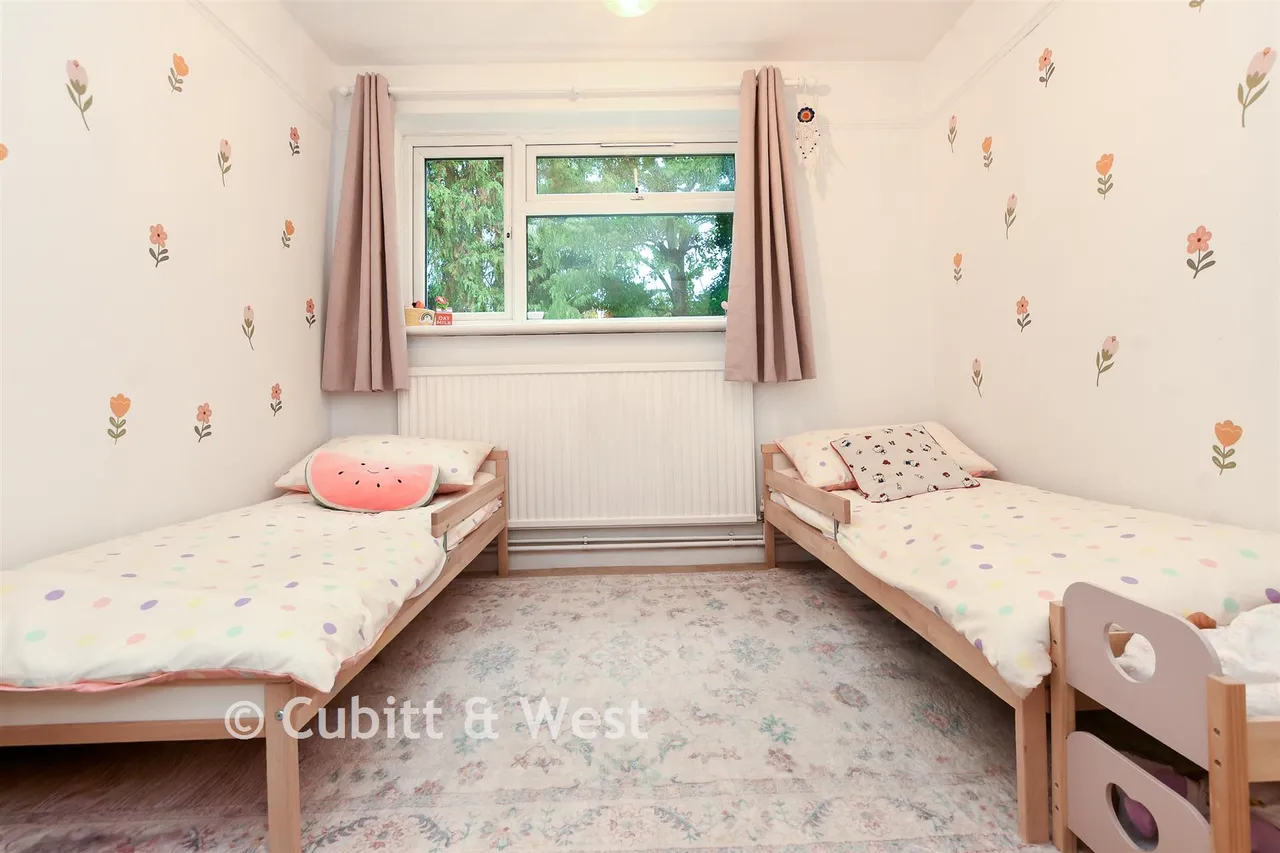 Oakfield Drive, Reigate, RH2, photo 11