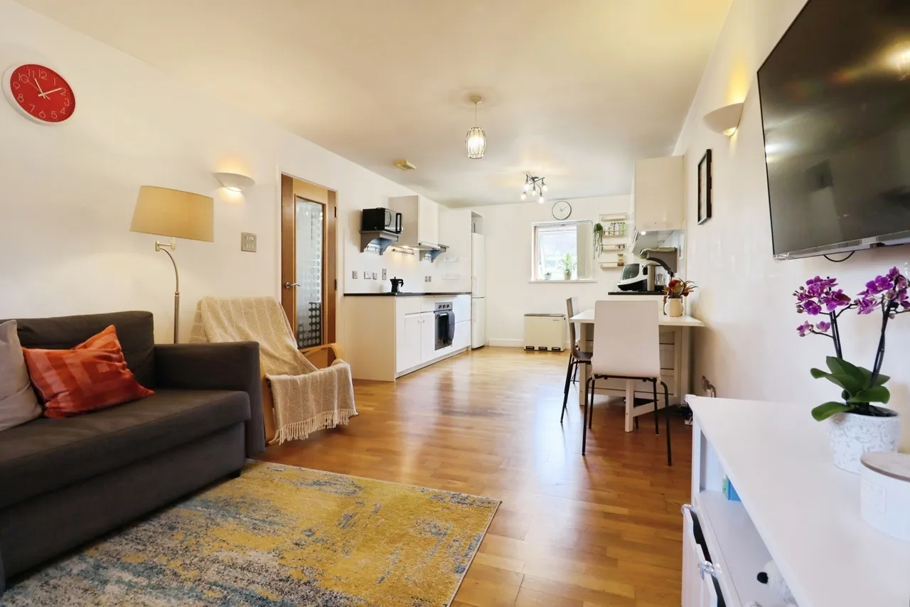 2 bed flat for sale — Henke Court, Cardiff, CF10