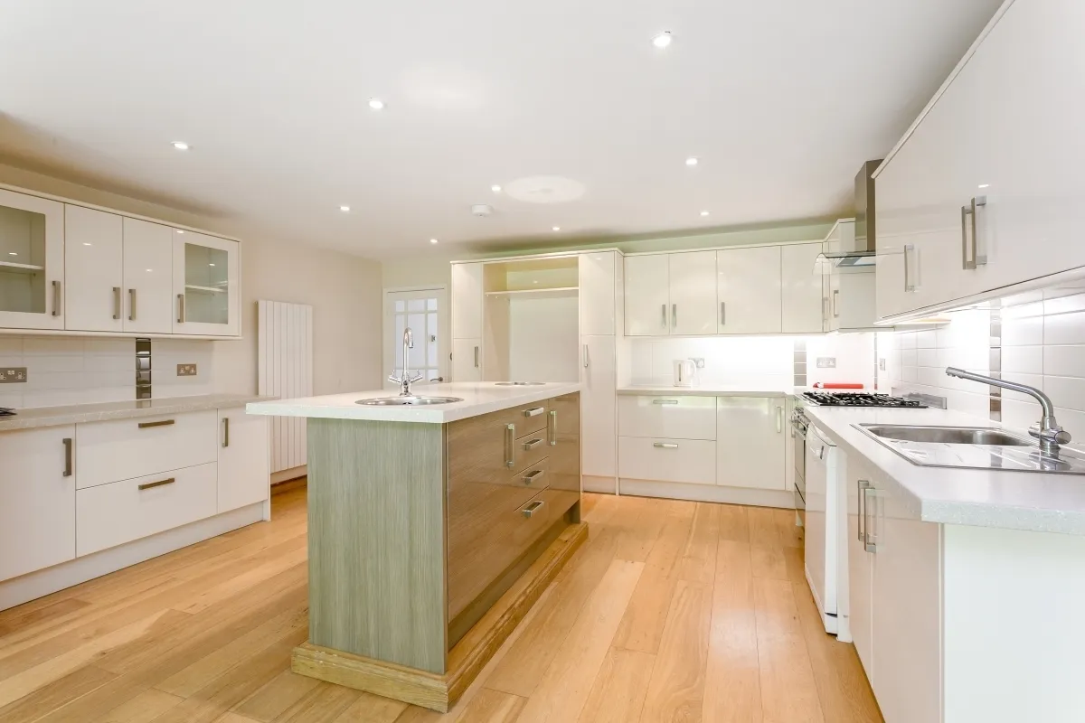 Fieldhead Gardens, Bourne End, SL8, photo 2