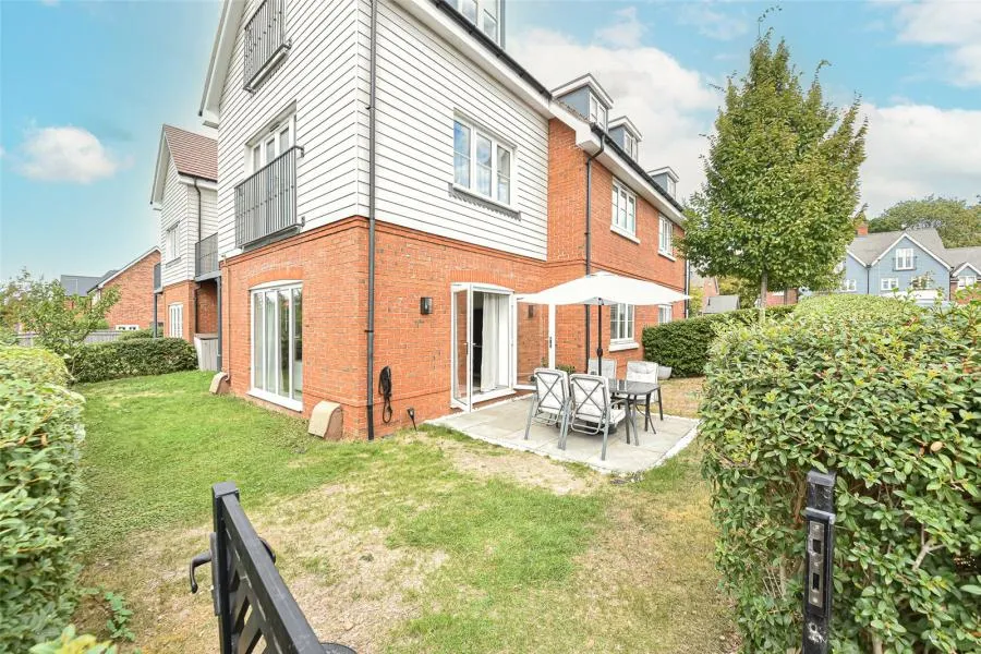 2 bed flat for sale, Crayford Mead, Warfield, RG42