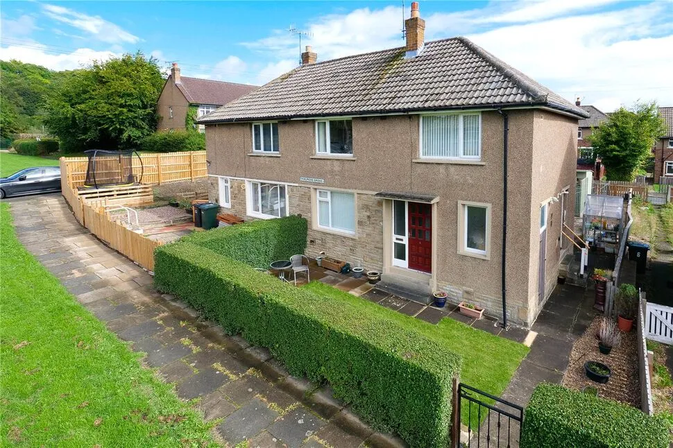 3 bed house for sale — Thirlmere Grove, Baildon, West Yorkshire, BD17