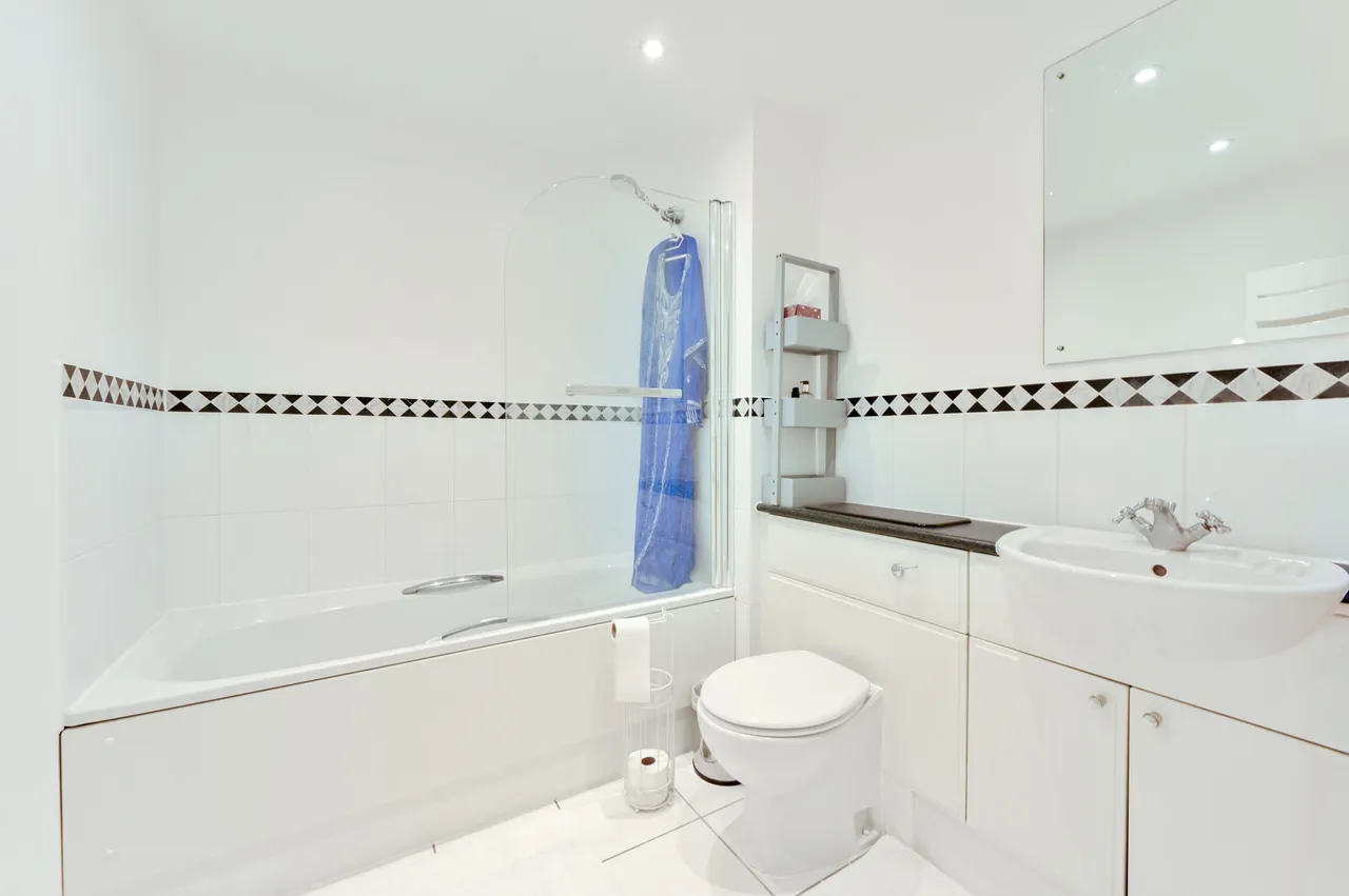 144 Holland Gardens, Brentford, photo 11