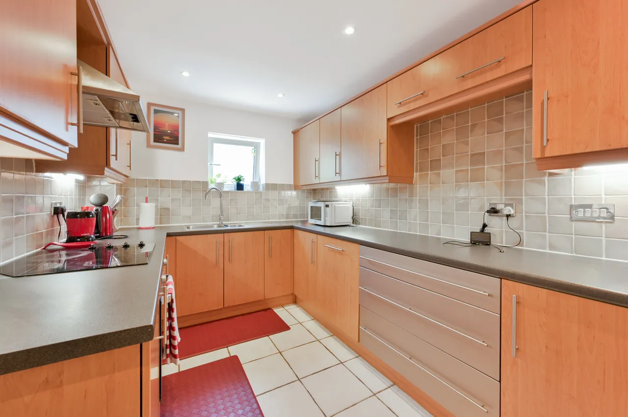 144 Holland Gardens, Brentford, photo 6