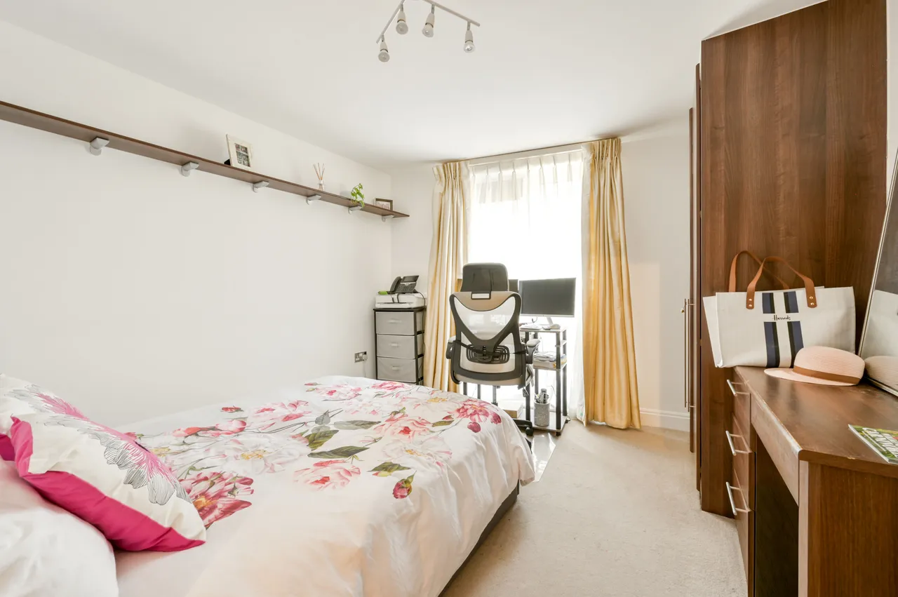 144 Holland Gardens, Brentford, photo 10