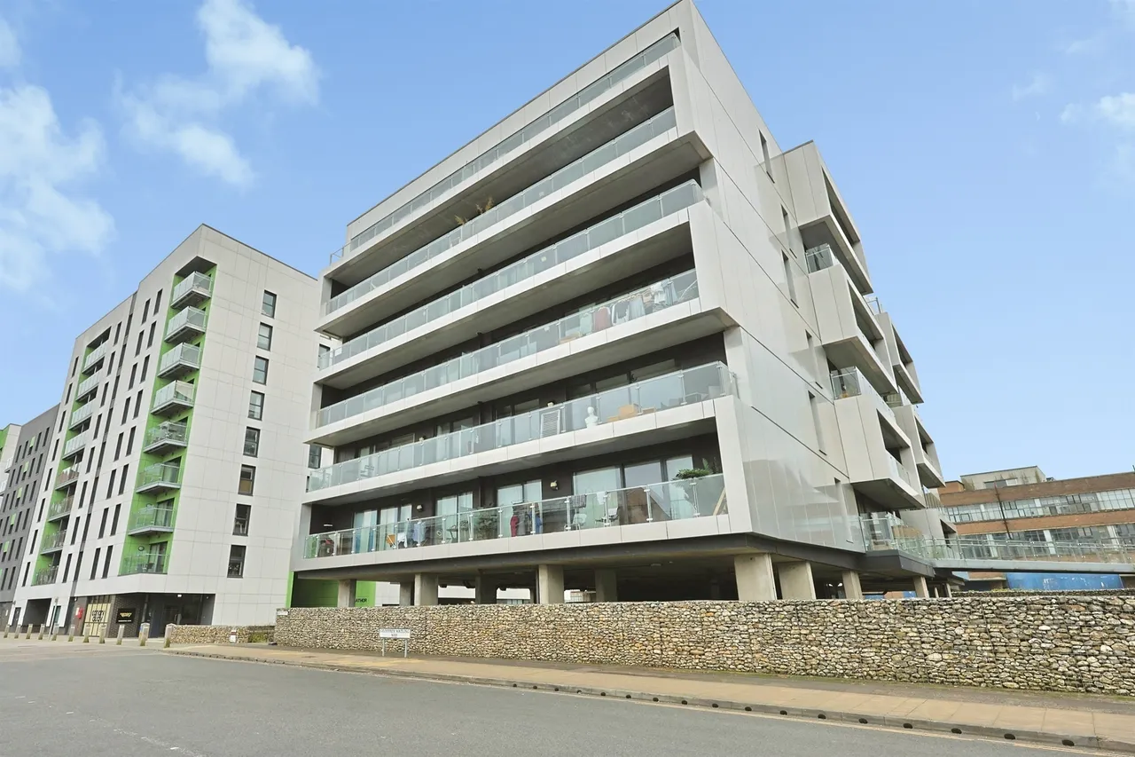 2 bed flat for sale — Geoffrey Watling Way, Norwich