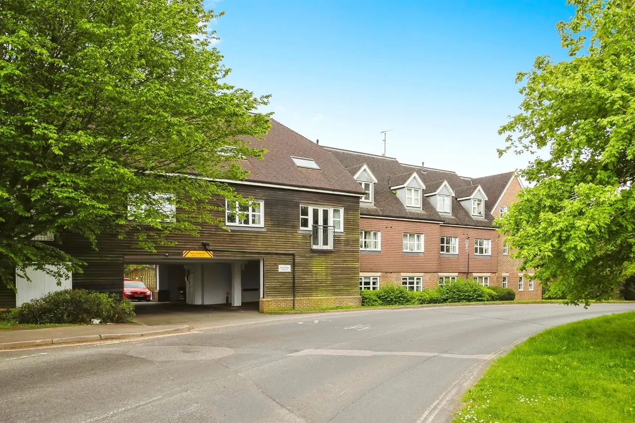 1 bed flat for sale — Brookhill Road, Copthorne, Crawley