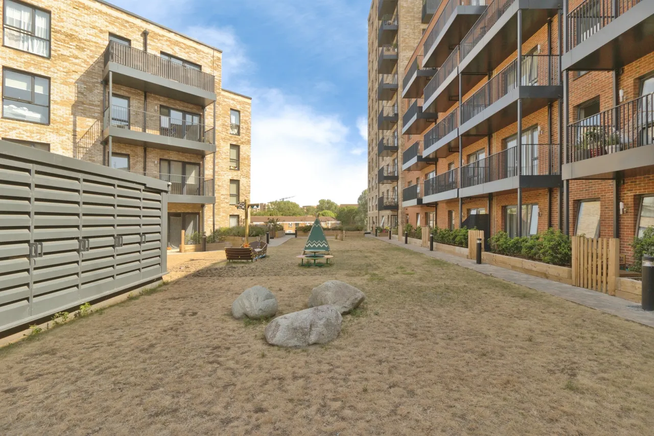 Vousden Grove, London, SE28, photo 17