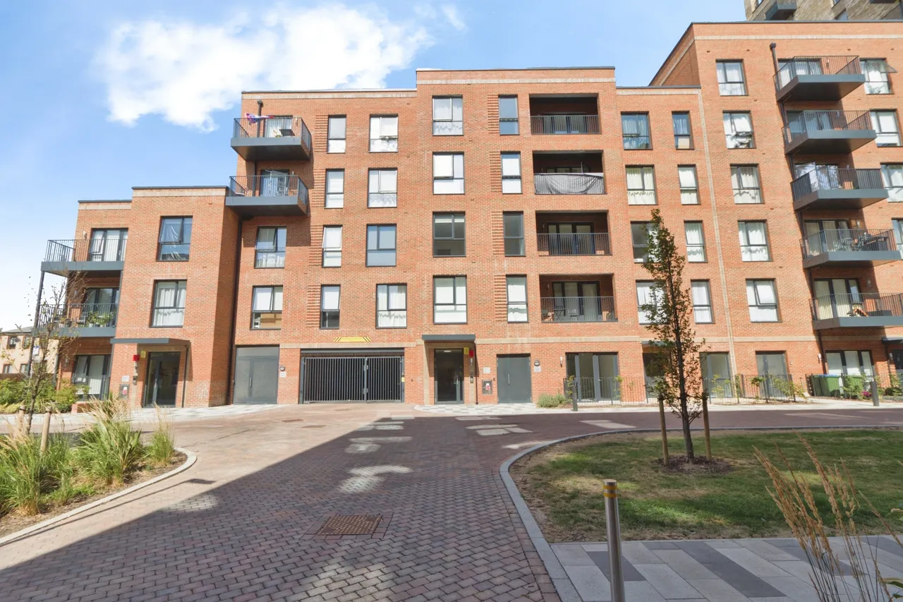 1 bed flat for sale, Vousden Grove, London, SE28
