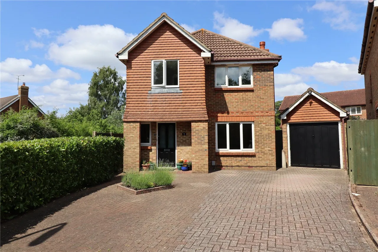 4 bed house for sale — Jessett Drive, Church Crookham, Fleet, Hampshire, GU52 0XB