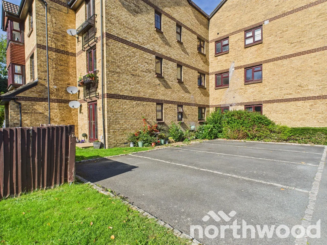 2 bed flat to rent, Longacre Road, Singleton, TN23