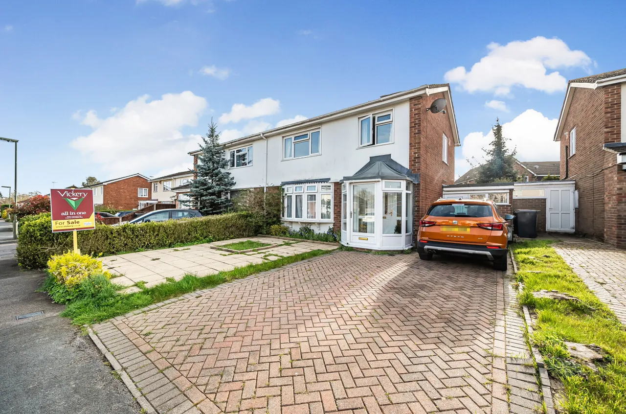 3 bed house for sale — Cobbetts Walk, Bisley, Woking, Surrey, GU24 9DU