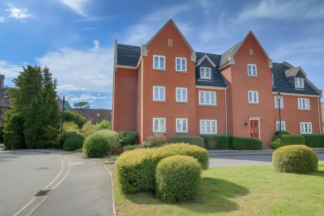 2 bed flat for sale, Tanbridge Park, Horsham, RH12