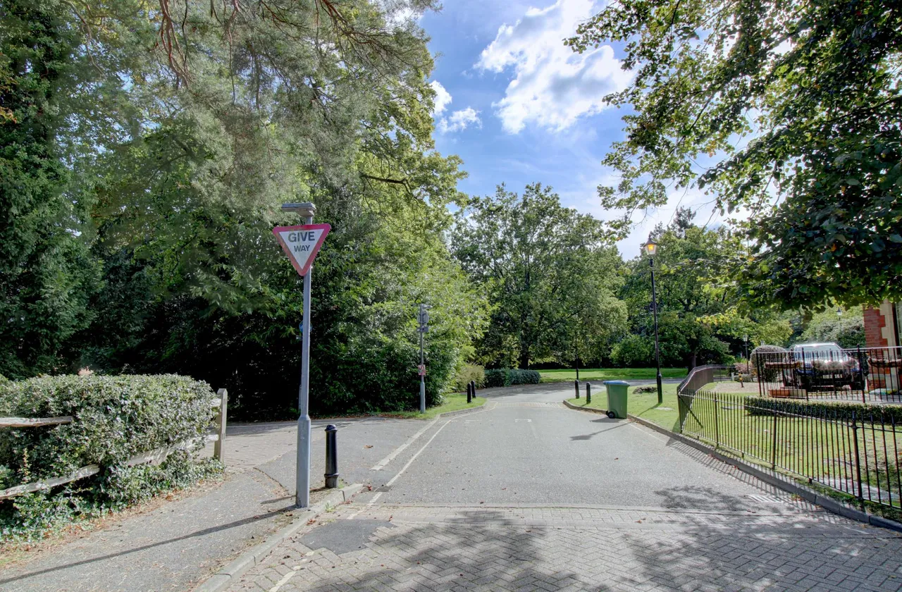 Tanbridge Park, Horsham, RH12, photo 8