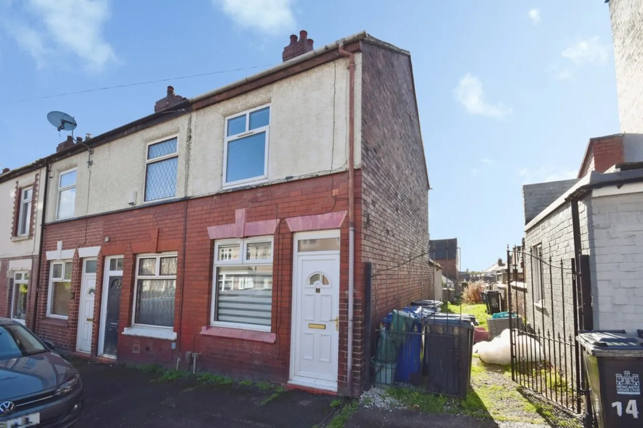 2 bed house to rent, Clarence Street, Wolstanton, ST5