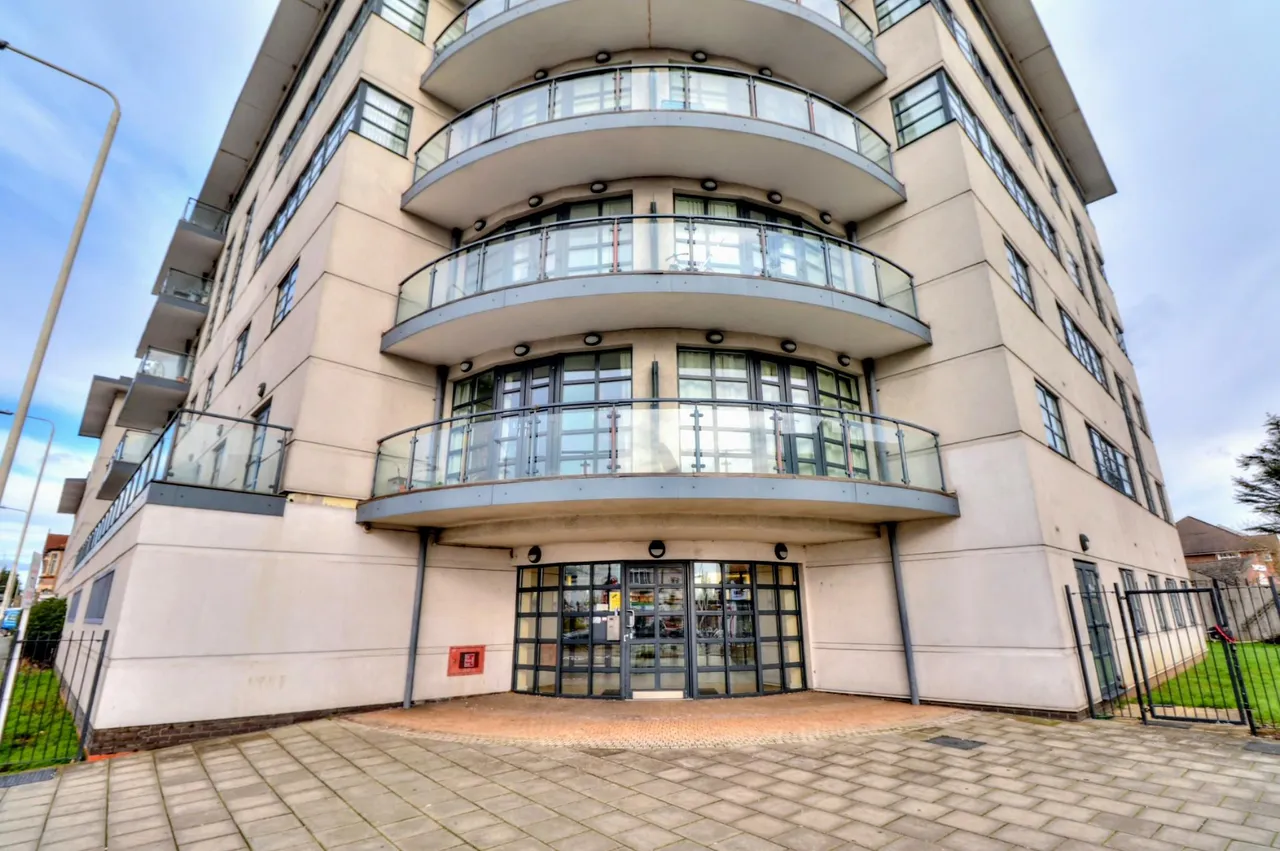 2 bed flat for sale, High Road, Romford, RM6
