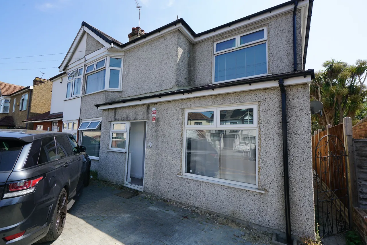 5 bed house to rent — Manser Road, Rainham, Essex, RM13 8NL