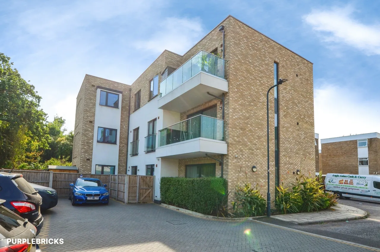 2 bed flat for sale, Rayners Close, Wembley, HA0