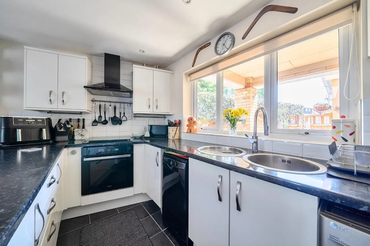 Buckland Crescent, Windsor, photo 24