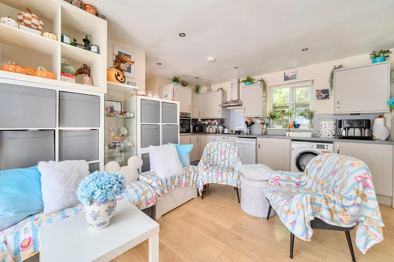 Buckland Crescent, Windsor, photo 12