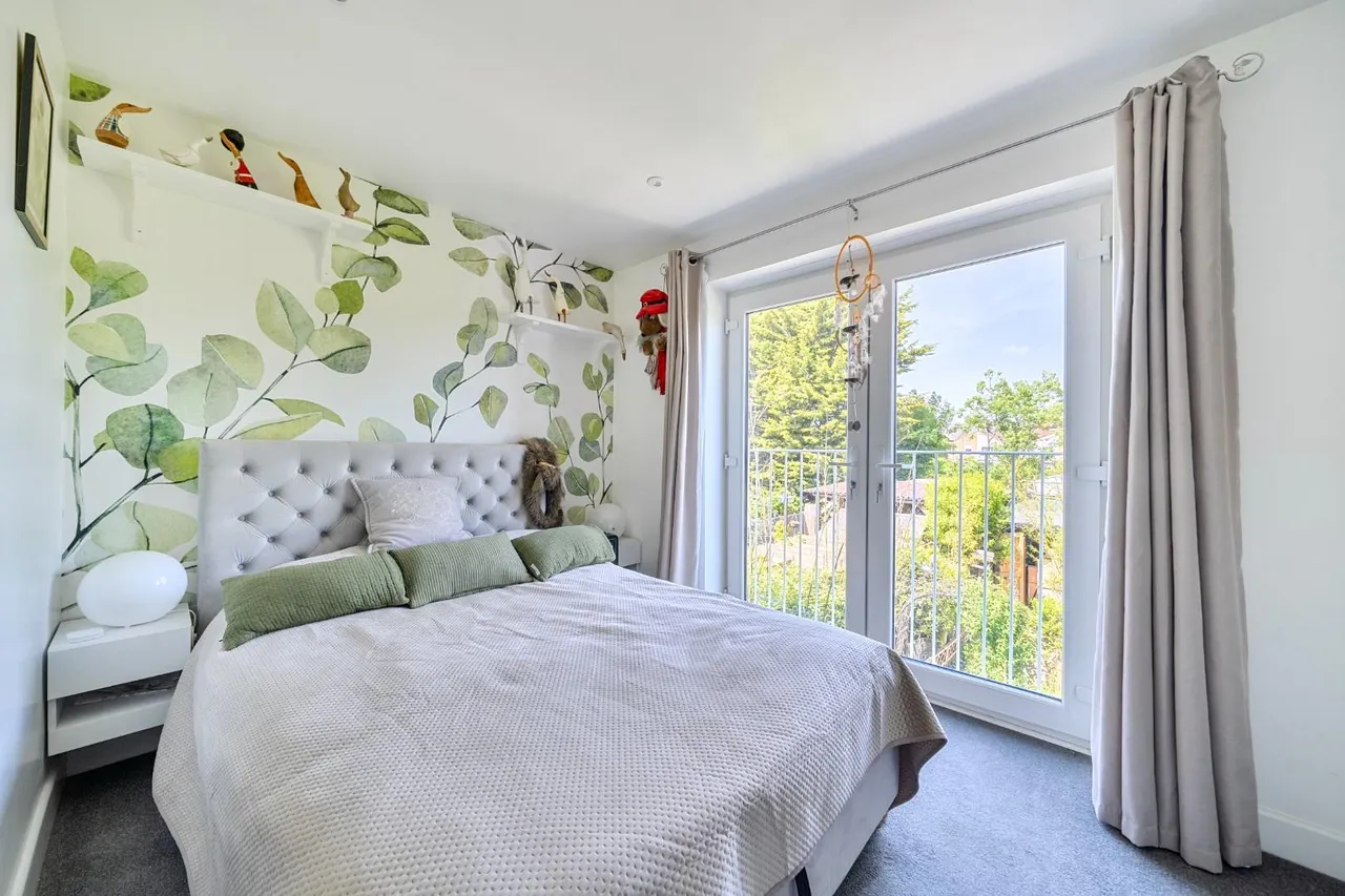 Buckland Crescent, Windsor, photo 3