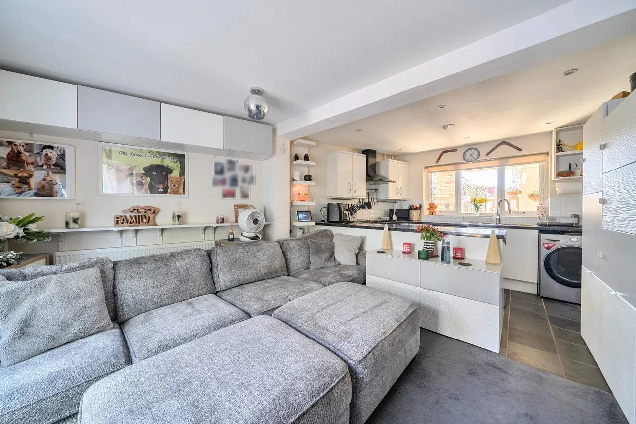 Buckland Crescent, Windsor, photo 4