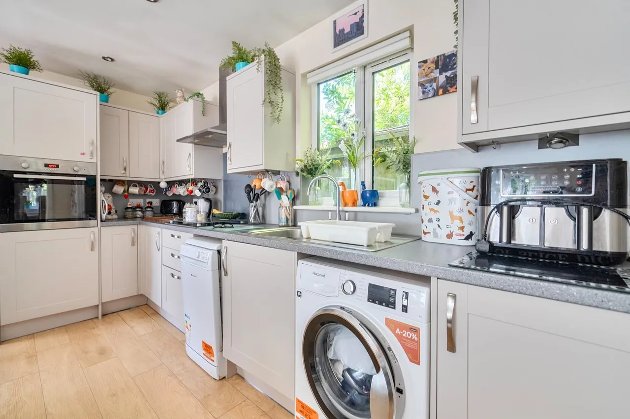 Buckland Crescent, Windsor, photo 9