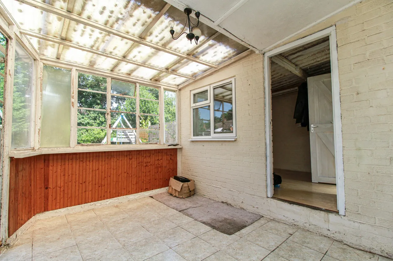 Pyestock Crescent, Farnborough, GU14 9SN, photo 10
