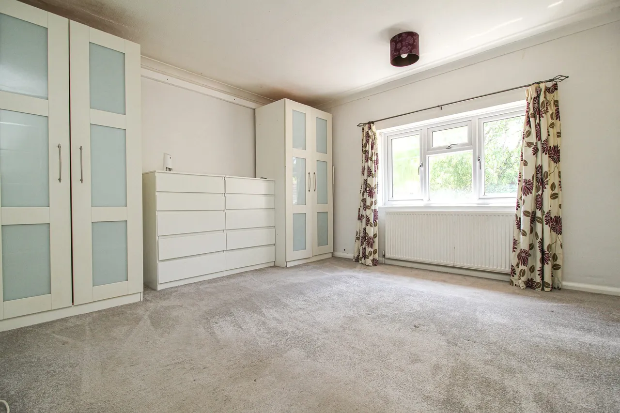 Pyestock Crescent, Farnborough, GU14 9SN, photo 11