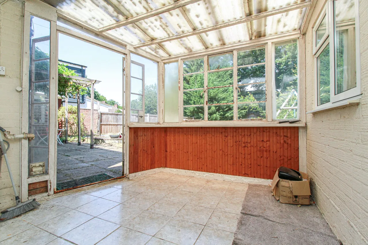Pyestock Crescent, Farnborough, GU14 9SN, photo 9