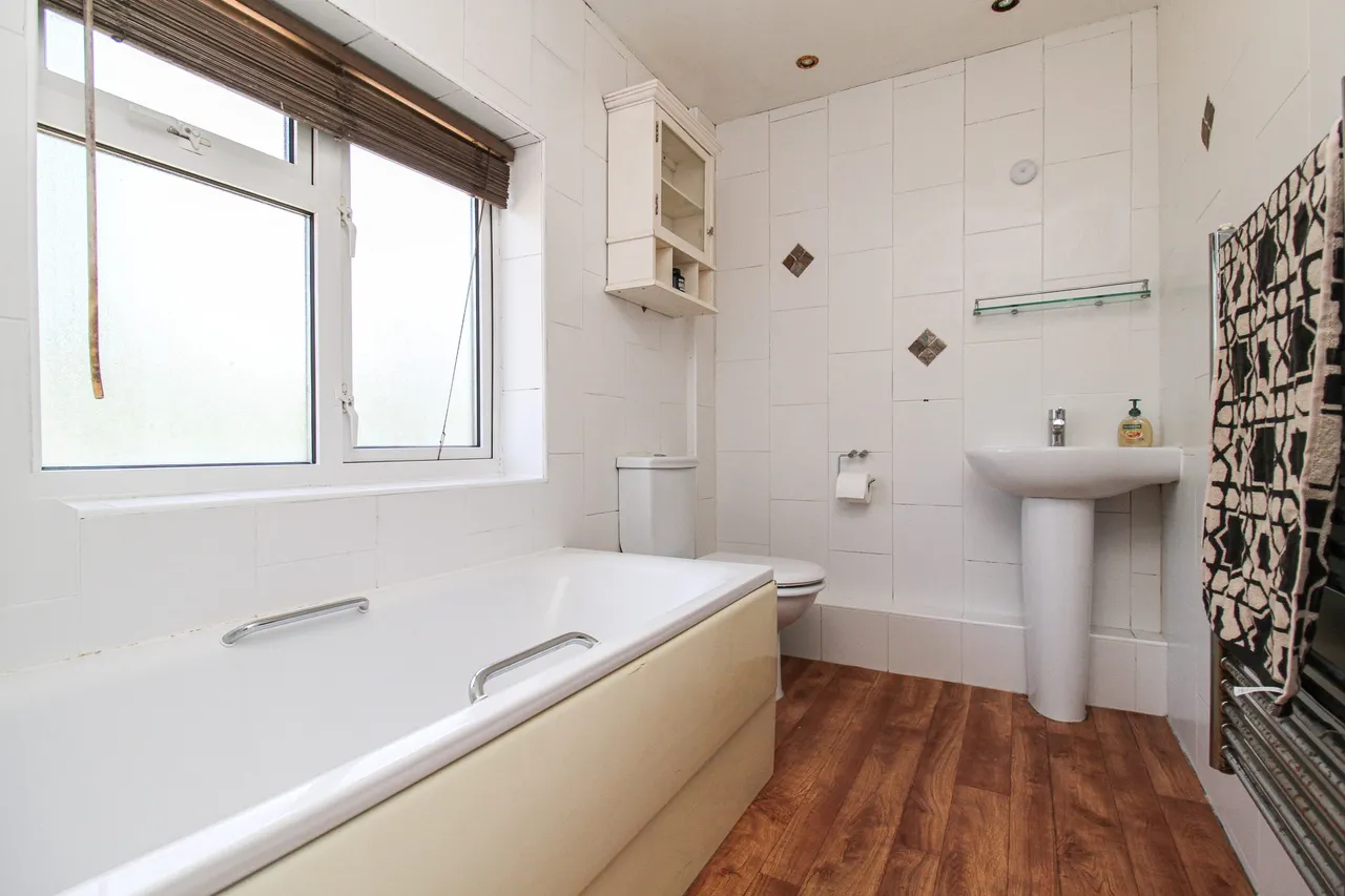 Pyestock Crescent, Farnborough, GU14 9SN, photo 16