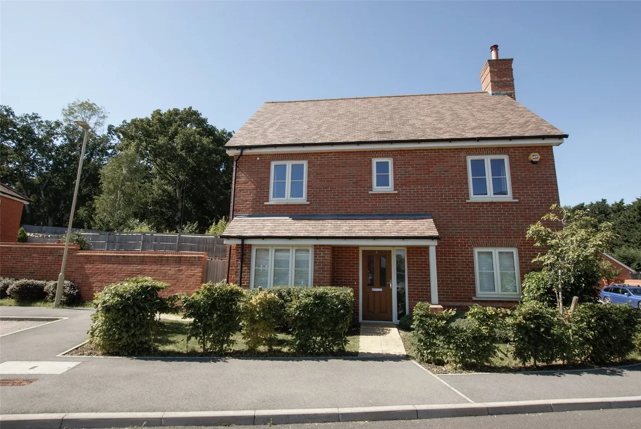 4 bed house for sale — Dunnett Close, Hartley Wintney, Hook, RG27 8FE