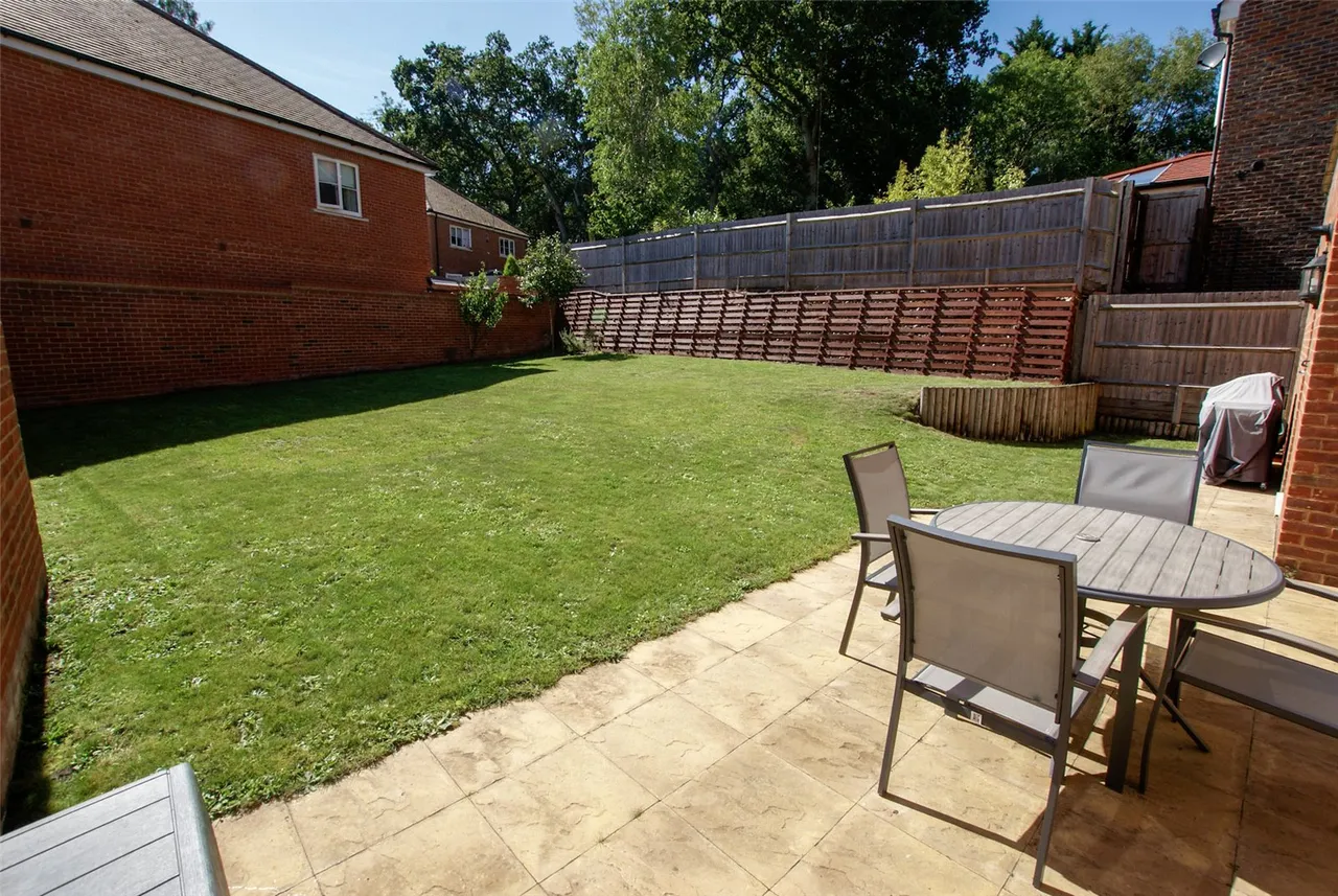 Dunnett Close, Hartley Wintney, Hook, RG27 8FE, photo 21