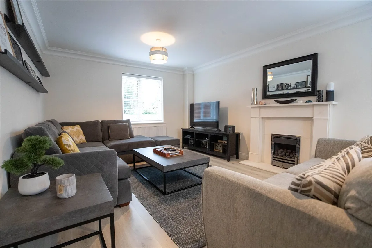 Dunnett Close, Hartley Wintney, Hook, RG27 8FE, photo 3