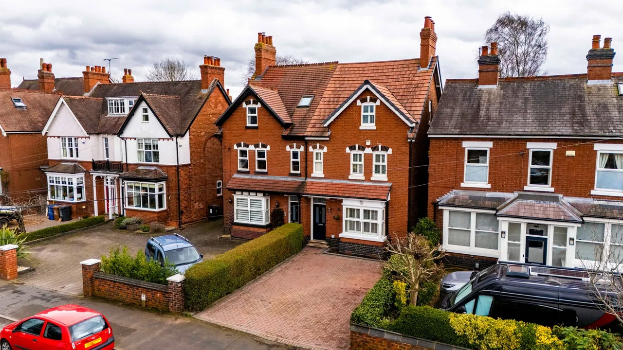5 bed house for sale — Rosslyn House, Cherry Orchard, Lichfield, WS14 9AN