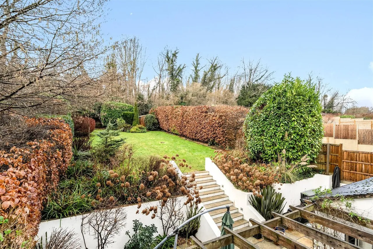 Holly Lane West, Banstead, SM7 2BB, photo 4