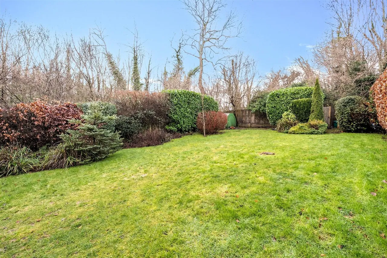 Holly Lane West, Banstead, SM7 2BB, photo 17