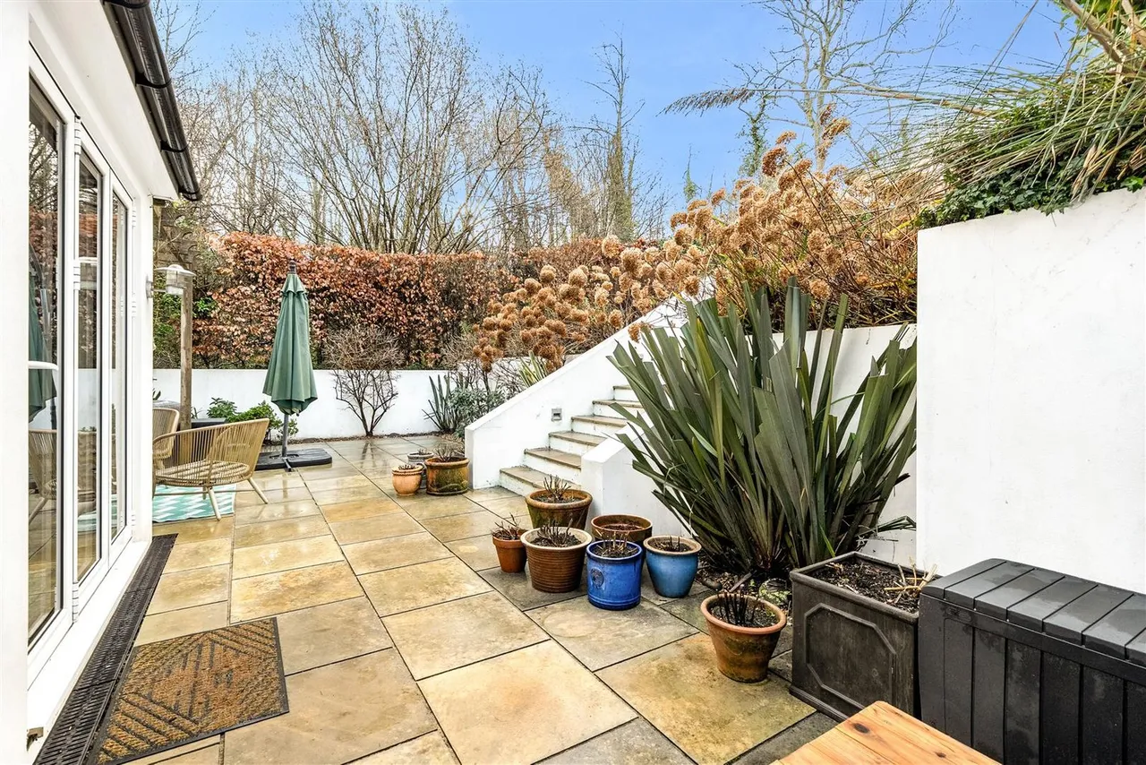 Holly Lane West, Banstead, SM7 2BB, photo 16