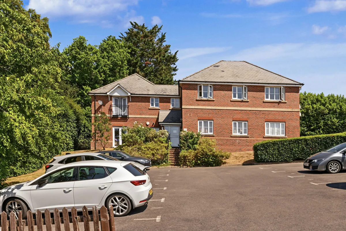 2 bed flat for sale, Farriers Way, Chesham, HP5