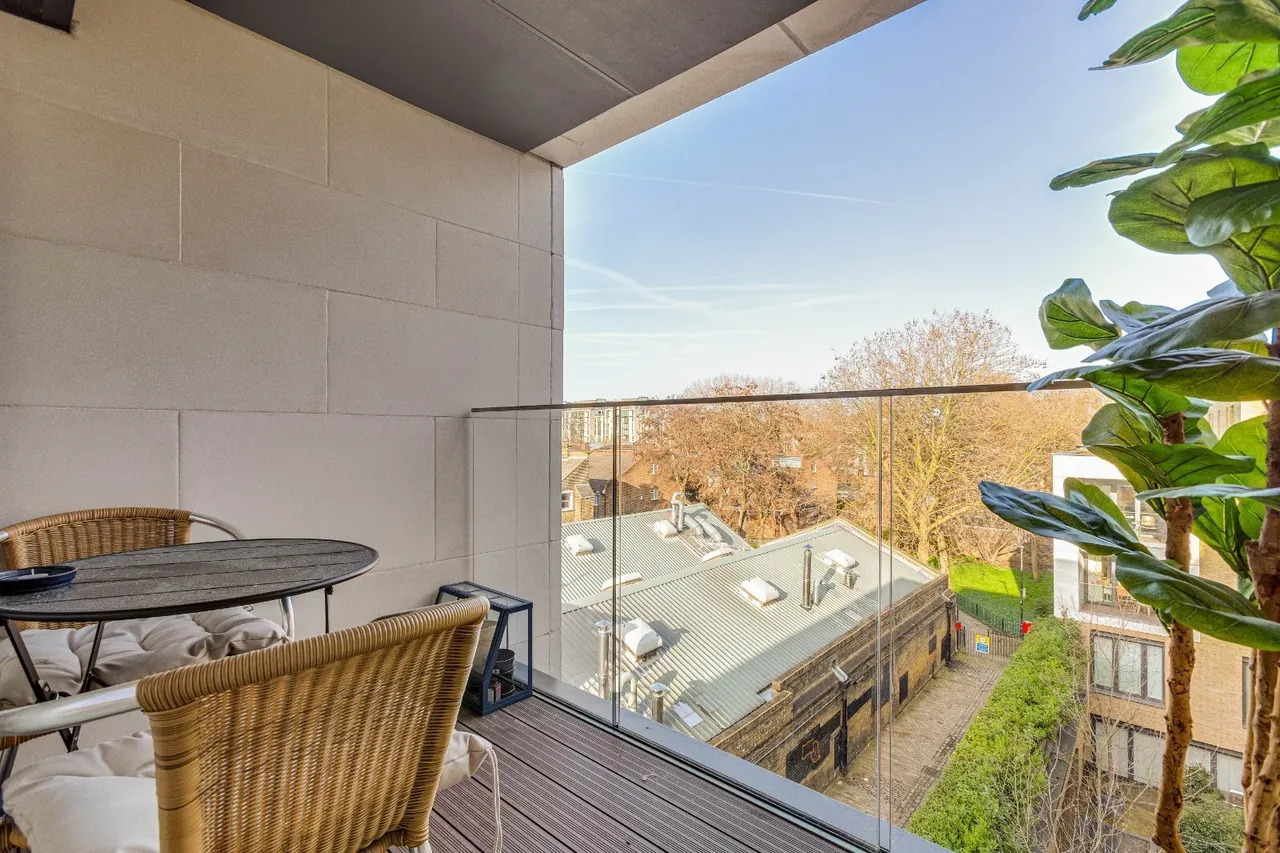 1 bed flat for sale, Farm Lane, Fulham Broadway, SW6