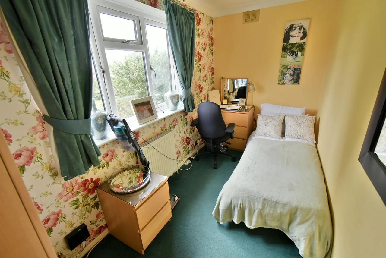 Larks Close, BH22, photo 10