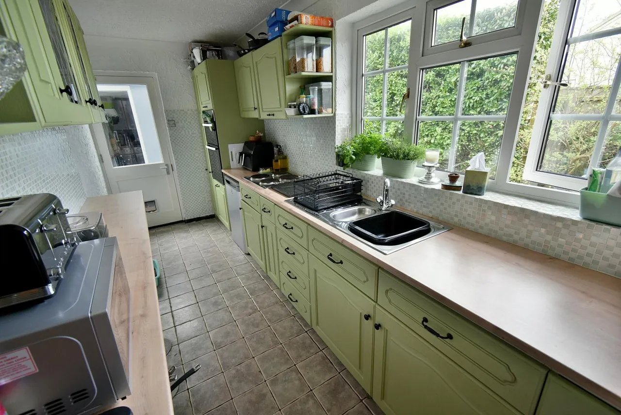 Larks Close, BH22, photo 6