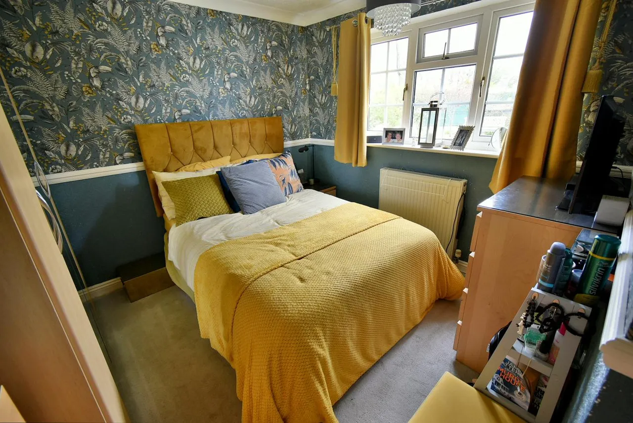 Larks Close, BH22, photo 9