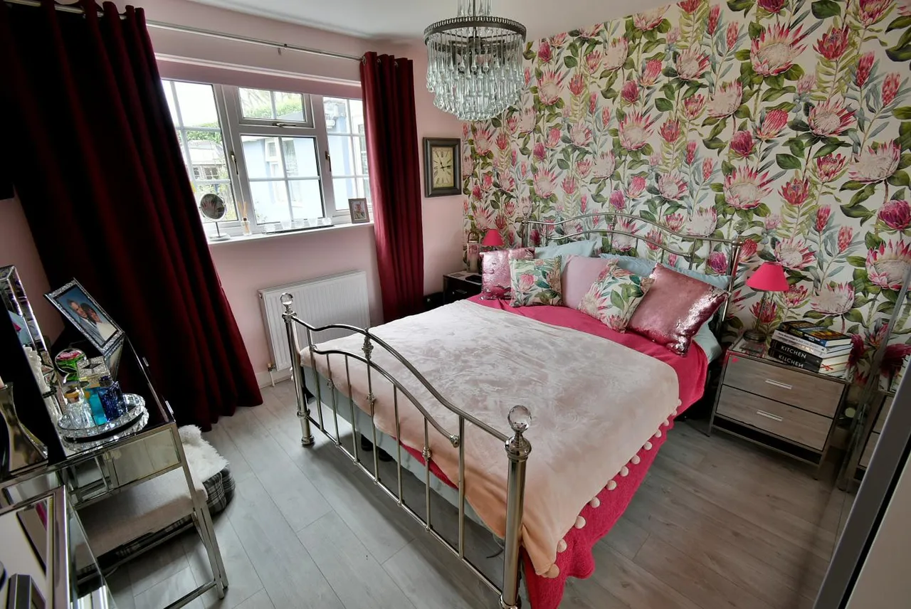 Larks Close, BH22, photo 8