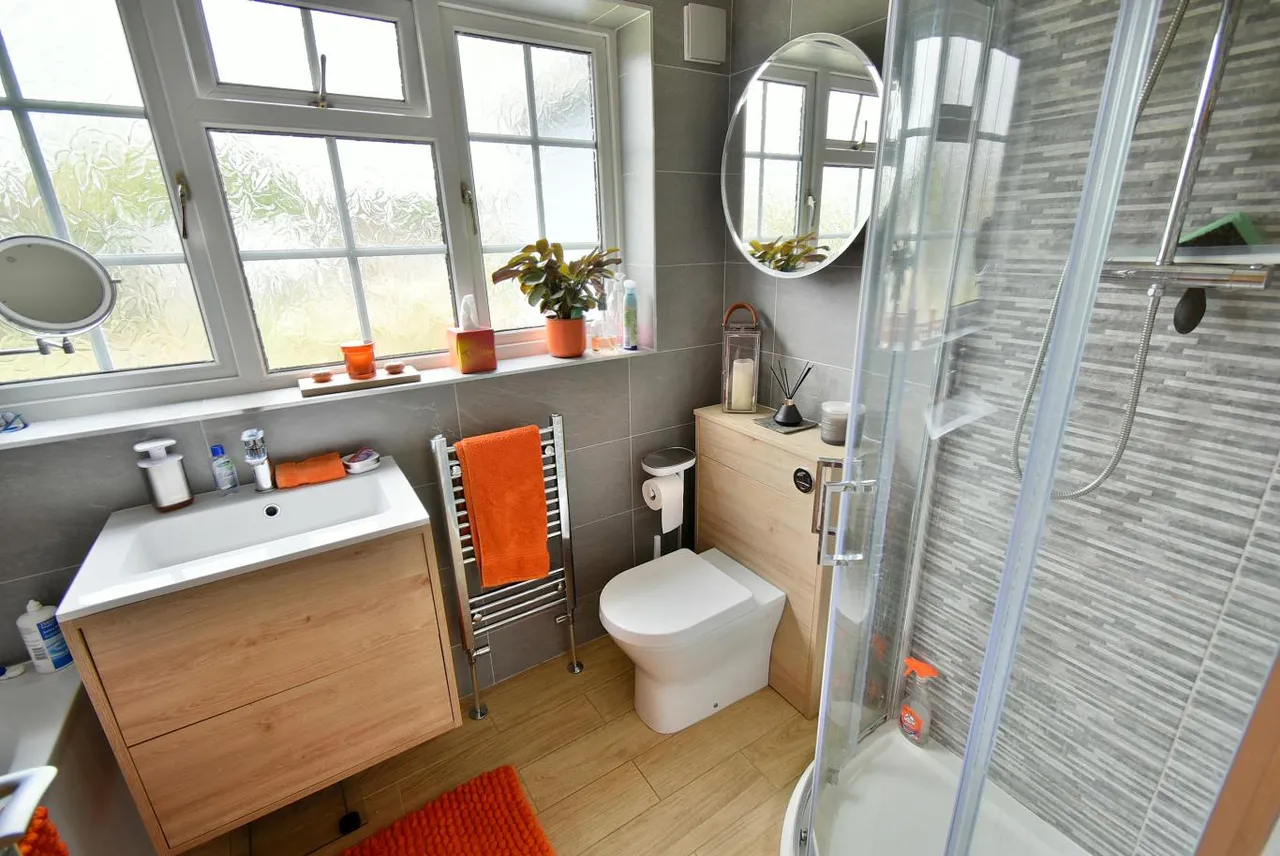 Larks Close, BH22, photo 11