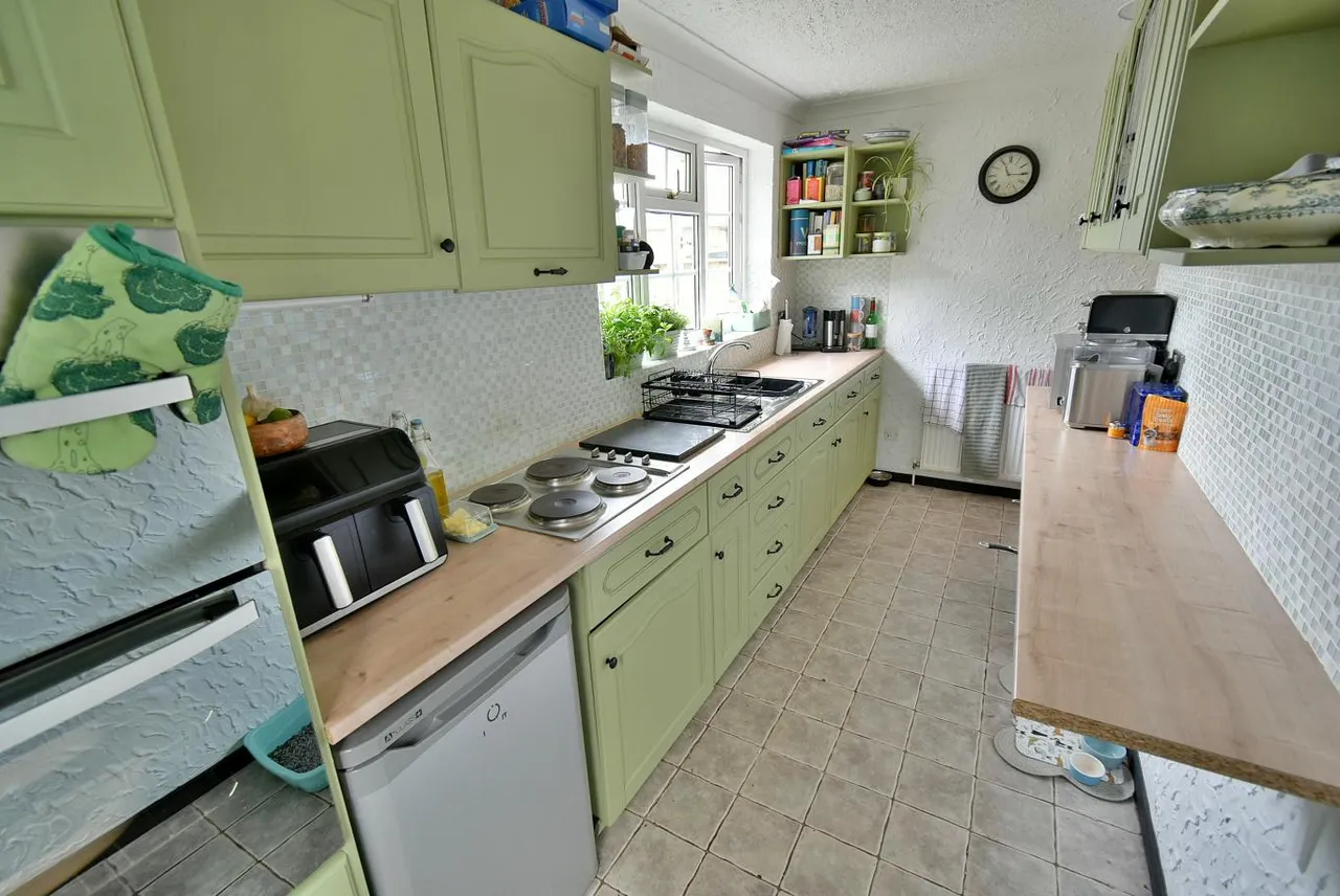 Larks Close, BH22, photo 7