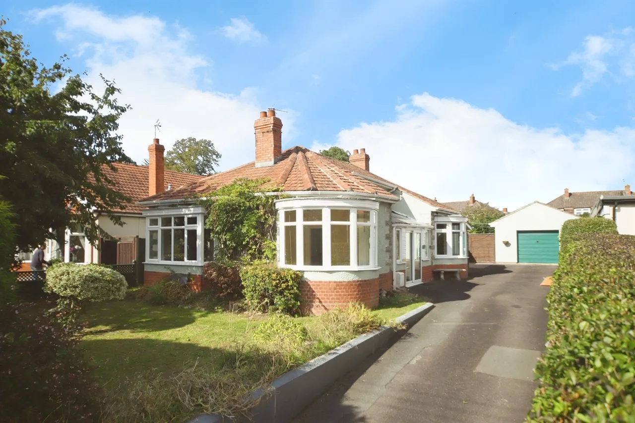 3 bed house for sale — Ilminster Road, Taunton