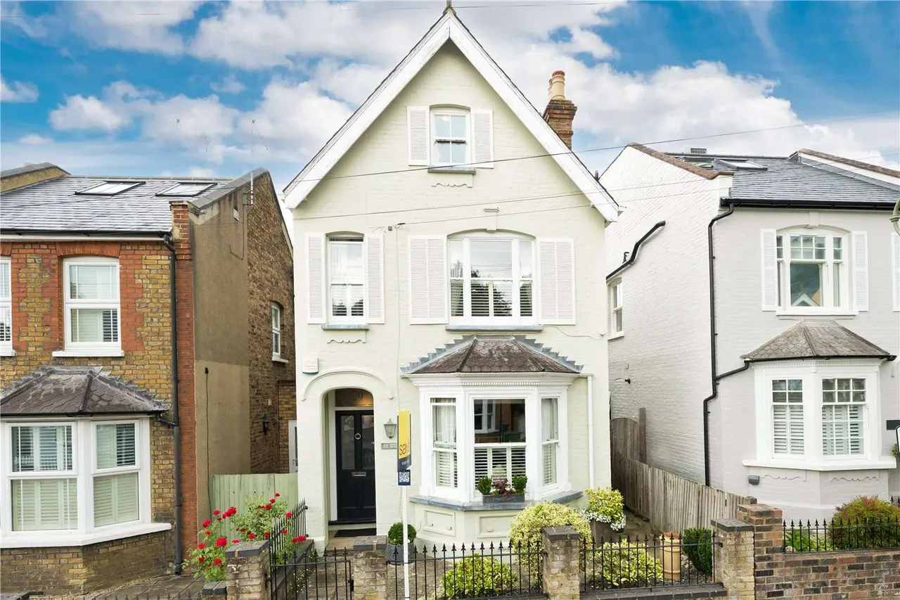 3 bed house for sale — Wolsey Road, Esher, Surrey, KT10 8NT