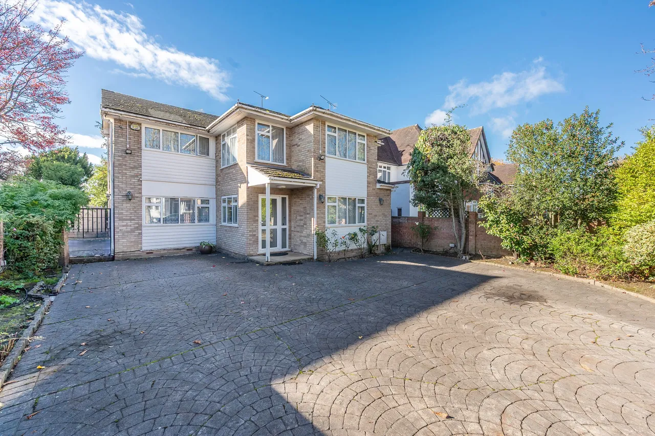 5 bed house for sale — 43a The Avenue, Pinner