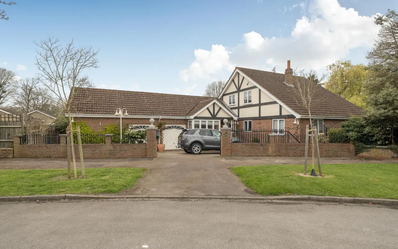 4 bed house for sale — Kingfisher Close, Bedford
