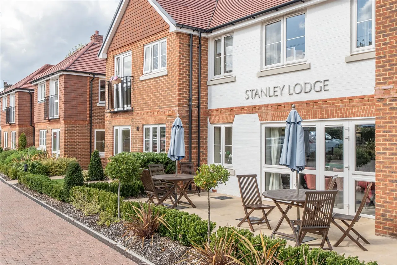 2 bed flat for sale, Great Tattenhams, Epsom, KT18
